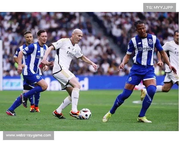 菲戈收藏巴萨与皇马球衣：一段独特的欢乐回忆